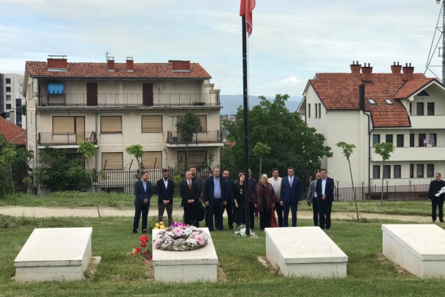 Thumbnail for the post titled: Ahmeti nderon dëshmorët e Prishtinës dhe premton rregullimin e varrezave