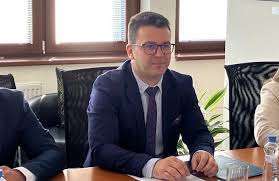 Drejtori i Komisionit të Autoritetit të Konkurrencës, Selajdin Beqa, me aktakuzë të ngritur vazhdon të mbajë pozitën dhe të marrë vendime